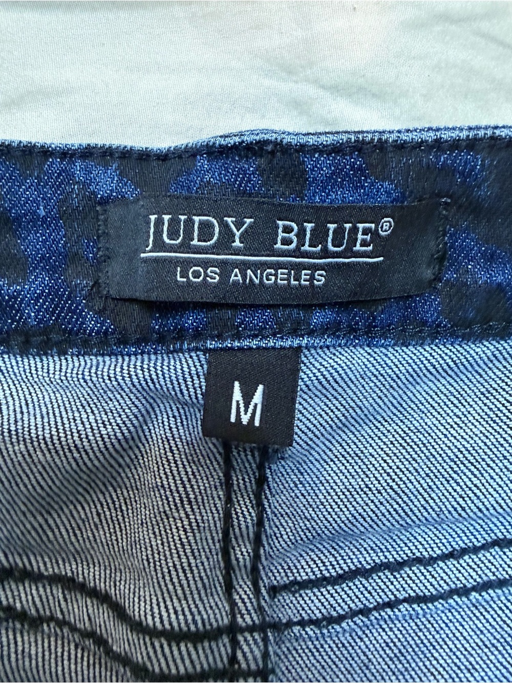 Judy Blue Women’s Blue Leopard Print Mod-Ruse Fray Hem Shorts - Size Medium - Picture 6 of 8